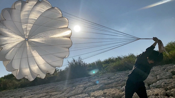 엔도 카오루, 중력과 무지개, 미군제 낙하산, 단채널 비디오(3 min.), 2021. 사진=토미야마 카즈미