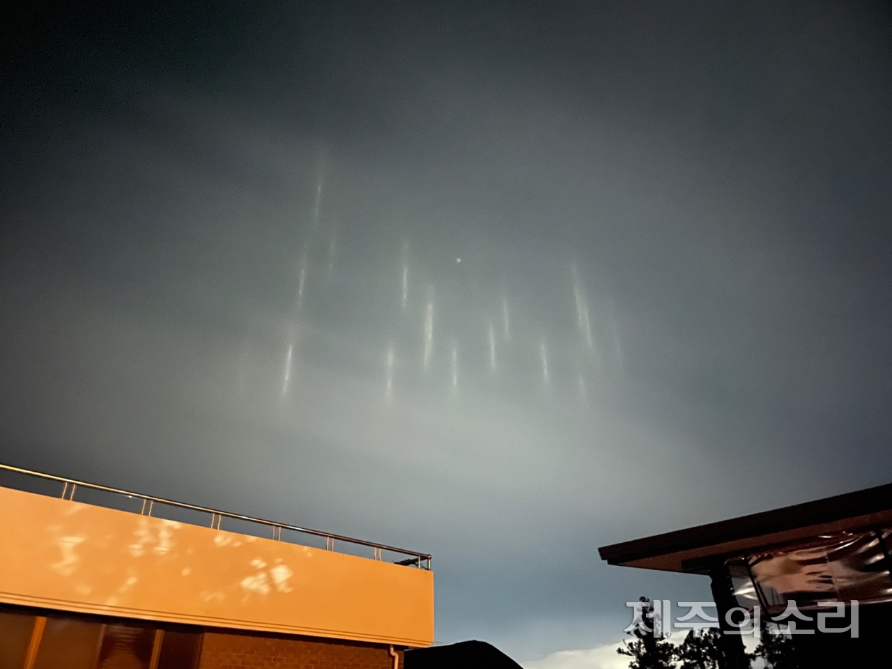 지난 2월 제주 서귀포시 남원읍 하늘에도 정체모를 '빛기둥'이 포착된 바 있습니다. 사진=한재근 PD ⓒ제주의소리 자료사진