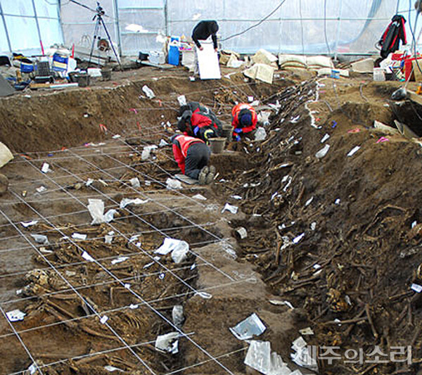 2007년 제주국제공항 남북활주로 일대에서 진행된 4.3 유해발굴 사업 모습. ⓒ제주의소리 자료사진.