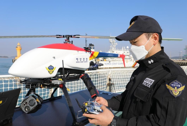 제주지방해양경찰은&nbsp;실시간 폭넓은 해역에서의 감시가 가능한 무인 헬리콥터를 경비함정에 배치했다. 사진=제주지방해양경찰청.
