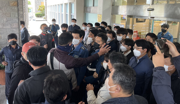 전농 제주도연맹과 전여농 제주도연합이 13일 오전 제주도청 현관앞에서 기자회견을 가졌다.&nbsp; 기자회견 직후&nbsp;오영훈 지사와 면담을 요구하며 도청 안으로 들어가려 했지만 청원경찰들이 제지했다.&nbsp;