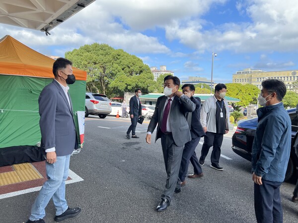 오영훈 제주지사가 14일 오전 9시45분께 도청 현관 앞에서 농성을 하고 있는 전농 제주도연맹과 전여농 제주도연합 회원들과 짧은 면담을 가졌다.