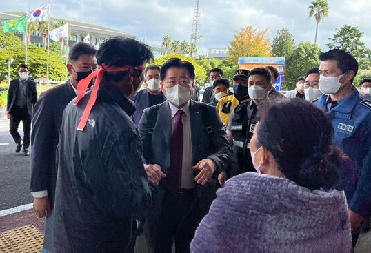 오영훈 제주지사가 14일 오전 9시45분께 도청 현관 앞에서 농성을 하고 있는 전농 제주도연맹과 전여농 제주도연합 회원들과 짧은 면담을 가졌다.<br>