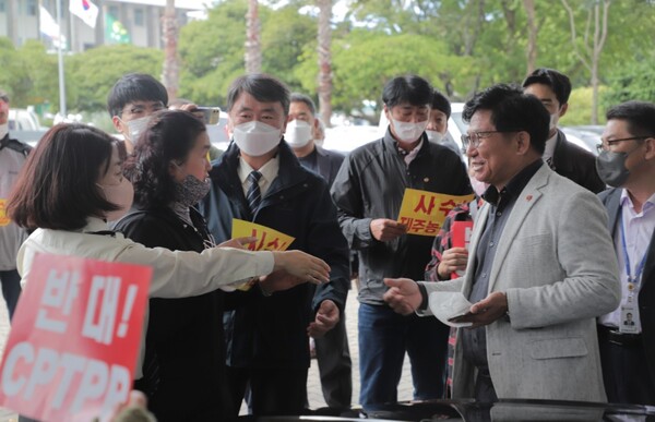 14일 오전 전농 제주도연맹과 전여농 제주도연합 회원들이 김경학 제주도의회 의장을 만나 '1차산업 축소' 발언에 대해 항의하고 있다. ⓒ제주의소리<br>