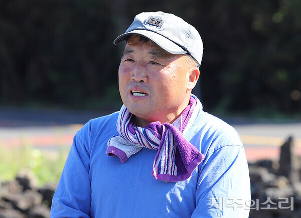 김홍관 평대리 축산계장이 옛 마을 목축 문화에 대해 얘기하고 있다.&nbsp;ⓒ제주의소리