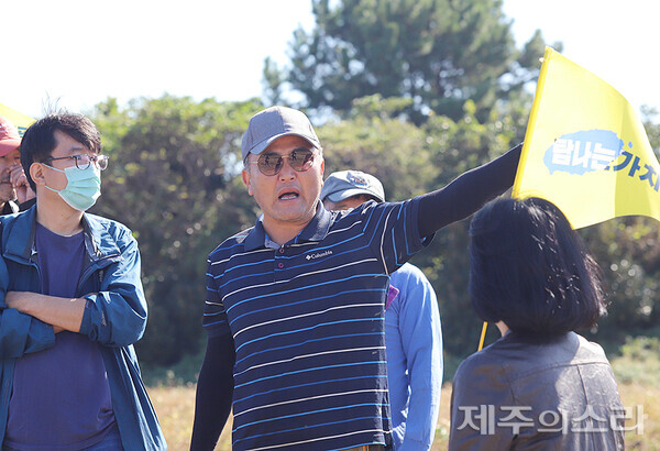 고홍기 평대리장(가운데)이 평대공동목장에 대해 설명하고 있다. ⓒ제주의소리