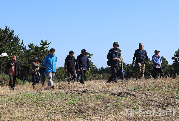 고홍기 이장과 김홍관 계장 안내에 따라 이동중인 탐나는가치 매핑 참가자들.&nbsp;ⓒ제주의소리