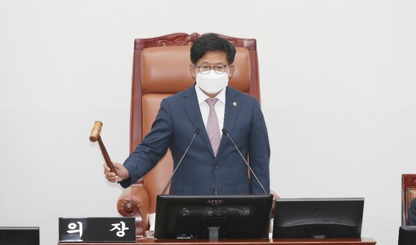 18일 제401회 제주도의회 임시회 개회를 선언하고 있는 김경학 제주도의회 의장. 사진-제주특별자치도의회 ⓒ제주의소리