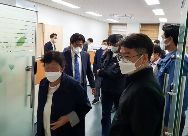 17일 오전 간담회를 가진 직후 제주도지사 집무실을 나서고 있는 오영훈 제주지사와 농민단체 대표들. ⓒ제주의소리 자료사진