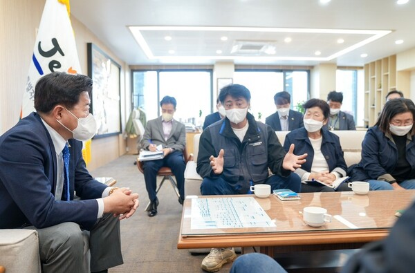 지난 17일 제주 농민단체와 면담을 갖고 있는 오영훈 제주도지사. 사진=제주특별자치도