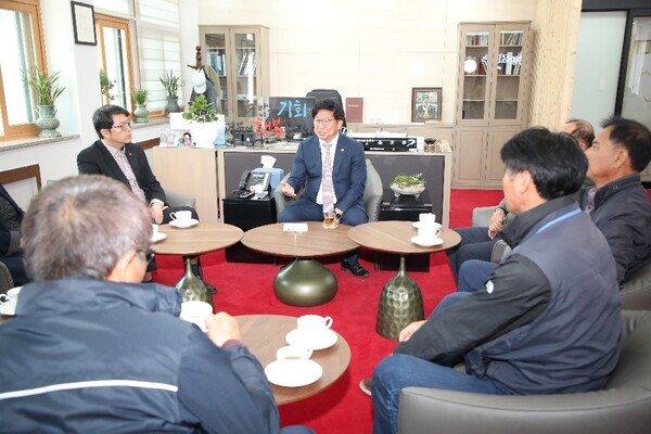 지난 18일 제주 농민단체 대표들과 면담을 갖고 있는 김경학 제주도의회 의장. 사진=제주특별자치도의회