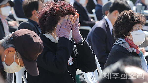 올해 4월3일 제주4.3평화공원에서 열린 제74주년 4.3추념식에서 한 유족이 눈물을 흘리고 있다.