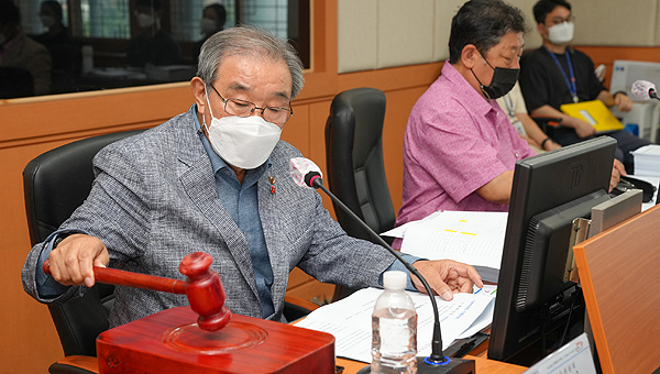 제주4.3사건 진상규명 및 희생자 명예회복실무위원회가 7월29일 제주도청 본관에서 제201차 회의를 열어 국가보상 심사를 진행하고 있다.