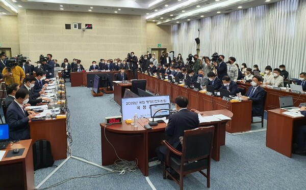 21일 오전 제주도청 4층 본관 대회의실에서 속개된 국회 행정안전위원회 국정감사. ⓒ제주의소리