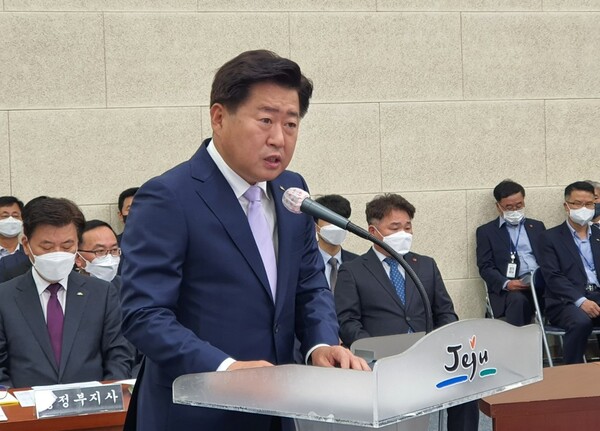 21일 오전 제주도청 4층 본관 대회의실에서 속개된 국회 행정안전위원회 국정감사에서 인사말을 하고 있는 오영훈 제주도지사. ⓒ제주의소리<br>