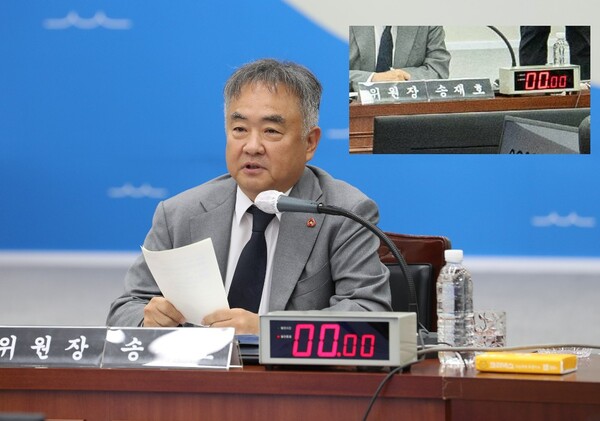 21일 국회 행정안전위원회가 제주특별자치도를 상대로 한 행정사무감사에서 위원장석에 앉은 더불어민주당 송재호 국회의원. '위원장 송재호' 명패가 이채롭다.