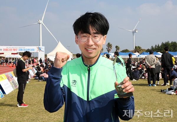 제14회 아름다운제주국제마라톤대회 남자 하프코스 1위를 기록한 제주트라이애슬론클럽 소속 김대현 씨. ⓒ제주의소리