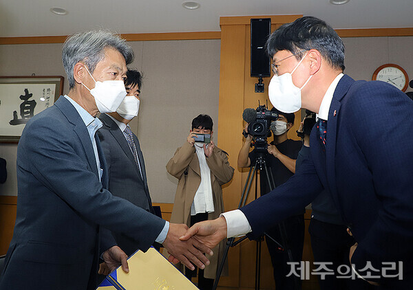 이근수 제주지검장이 김종민 4.3위원회 위원에게 자문위원회 위촉장을 수여하고 있다. ⓒ제주의소리