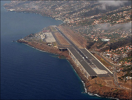 포르투갈 마데이라섬의 문샬공항. 자연 지형을 이용해 다리(교량) 공법으로 활주로를 만들어 세계적인 공항이 된 곳이다. ⓒ제주의소리 자료사진
