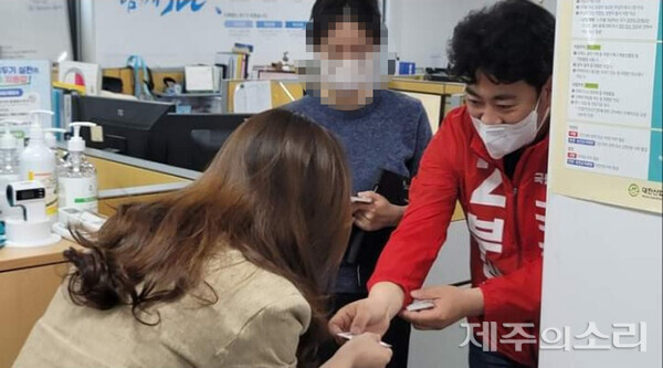 제주시 을 국회의원 보궐선거에서 국민의힘 소속으로 출마해 공식선거운동 기간인 올해 5월24일 JDC 면세사업본부를 방문해 명함을 나눠주는 부상일 변호사 모습. / 부상일 변호사 SNS 갈무리 ⓒ제주의소리