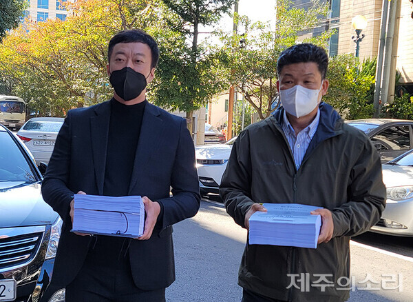 합동수행단이 27일 제주지방법원에 박화춘 할머니에 대한 재심 청구서를 접수하고 있다. ⓒ제주의소리<br>