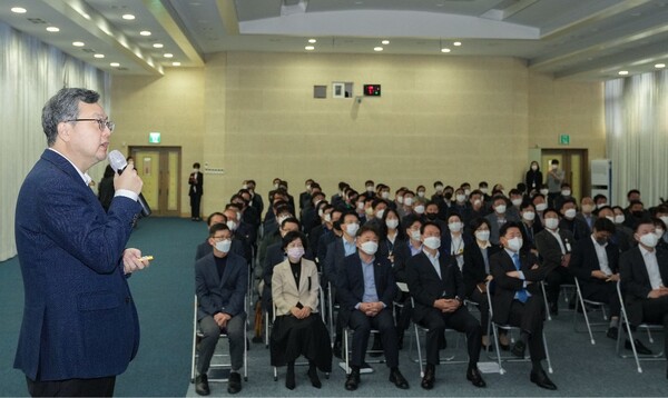 1일 오전 9시 제주도청 탐라홀에서 열린 11월 소통과 공감의 날 행사. 15분 도시 제주플랜 워킹그룹 위원장인 김형준 제주대 교수가 공직자들을 대상으로 15분 돗디 개념과 실천과제 등에 대한 특강을 진행하고 있다. 사진-제주특별자치도