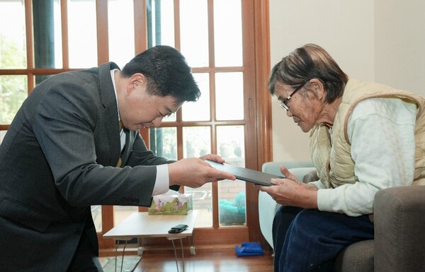 2일 4.3생존희생자 이만춘 할머니에게 국가보상금 결정 통지문을 전달하고 있는 오영훈 제주도지사. 사진=제주특별자치도