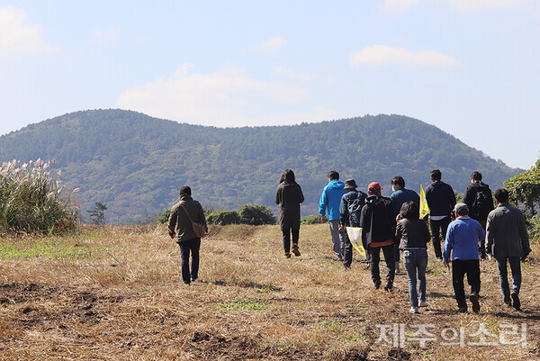 지난달 15일 탐나는가치 맵핑 프로젝트 팀이 찾은 평대공동목장. <strong></strong>시민정치연대 제주가치, 양용찬열사추모사업회, 제주대학교 공동자원과 지속가능사회 연구센터, [제주의소리]가 공동주최하는 2022년 ‘탐나는가치 맵핑’ 마을공동목장 프로젝트 현장탐방이 오는 6일 제주시 한경면 청수공동목장에서 진행된다.&nbsp;ⓒ제주의소리
