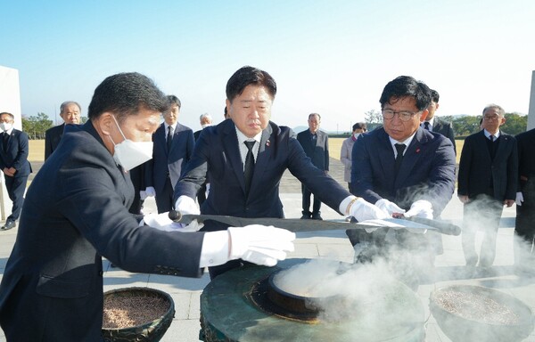 7일 오전 제주4.3평화공원 위령제단에서 열린 4.3희생자 첫 보상금 지급 기념식. 사진=제주특별자치도 ⓒ제주의소리