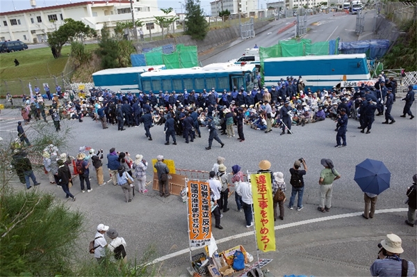 2018년 4월, 헤노코 캠프 슈워브 앞에서 경찰이 시위자들을 배제하고 있다. 사진=토미야마 카즈미