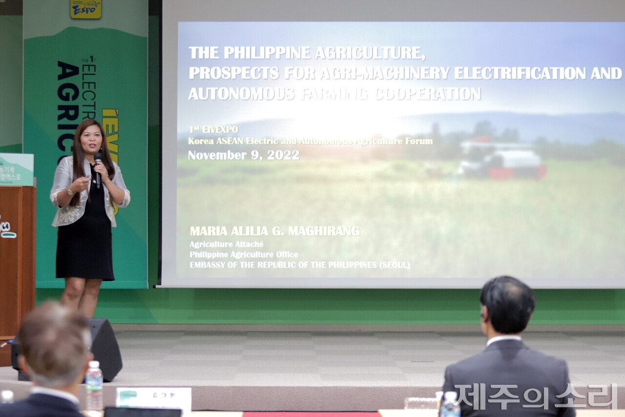  ‘필리핀 농업 및 농기계 전동화 정책과 한국과의 협력방안’을 주제로 발표에 나선 마리아 알릴리아 막히랑(Maria Alilia Maghirang) 주한 필리핀 대사관 농무관. ⓒ제주의소리