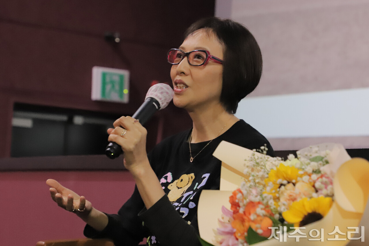 영화 상영회가 끝난 뒤 관객과 대화하고 있는 양 감독. ⓒ제주의소리