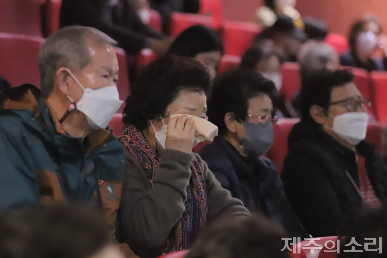 양 감독의 이야기를 들으며 눈물을 닦아내고 있는 4.3희생자 유가족. ⓒ제주의소리