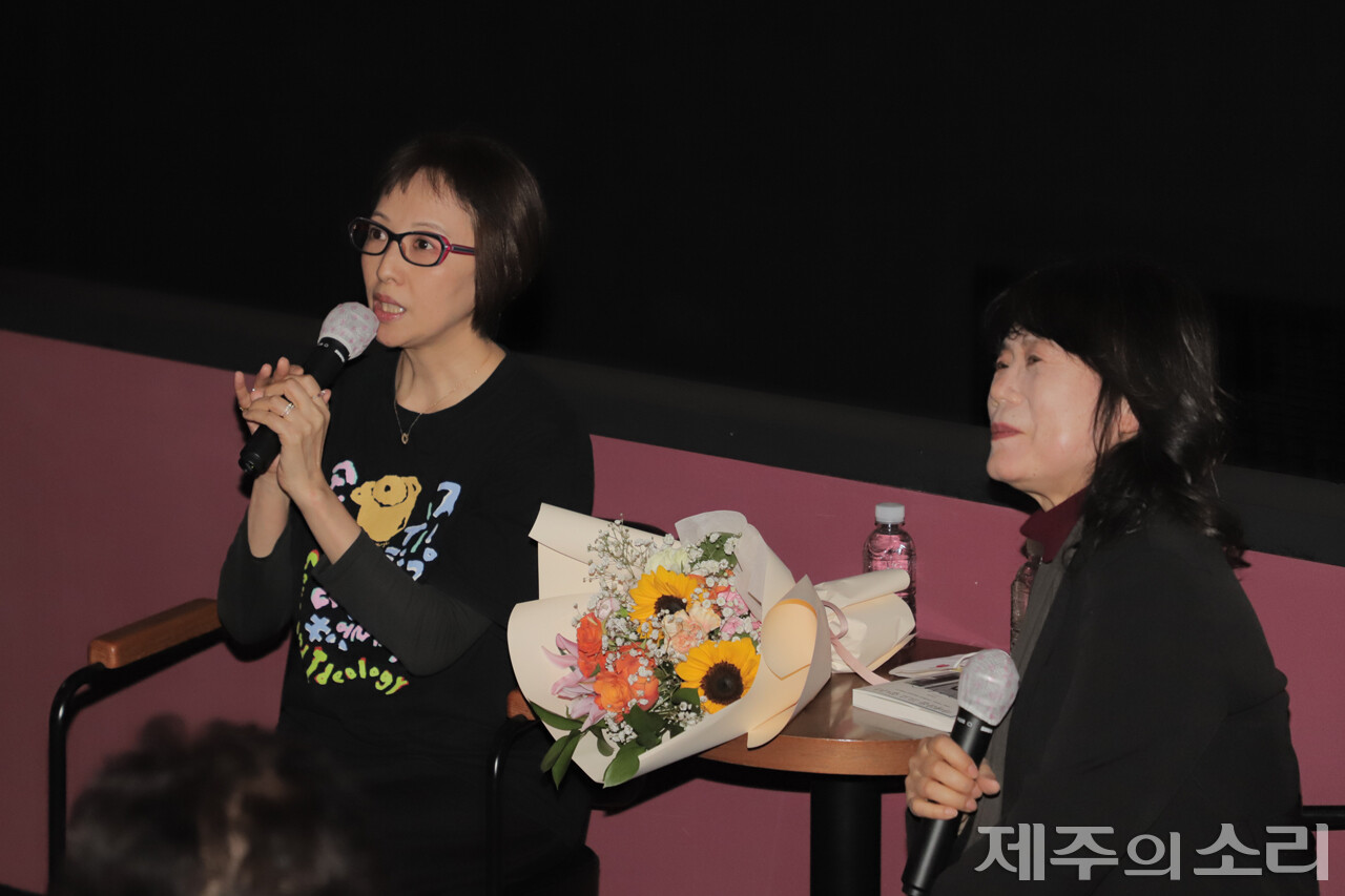 관객과의 대화 중인 양 감독과 허영선 제주4.3연구소장. ⓒ제주의소리