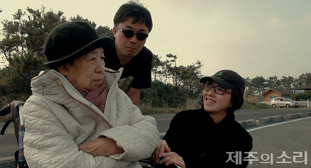 강정희 어르신이 딸인 양영희 감독과 사위 아라이 카오루와 제주를 찾은 모습. 강 어르신은 재일조선인으로 여행허가서를 받아 제70주년 제주4.3 희생자 추념식에 참석했다. ⓒ제주의소리