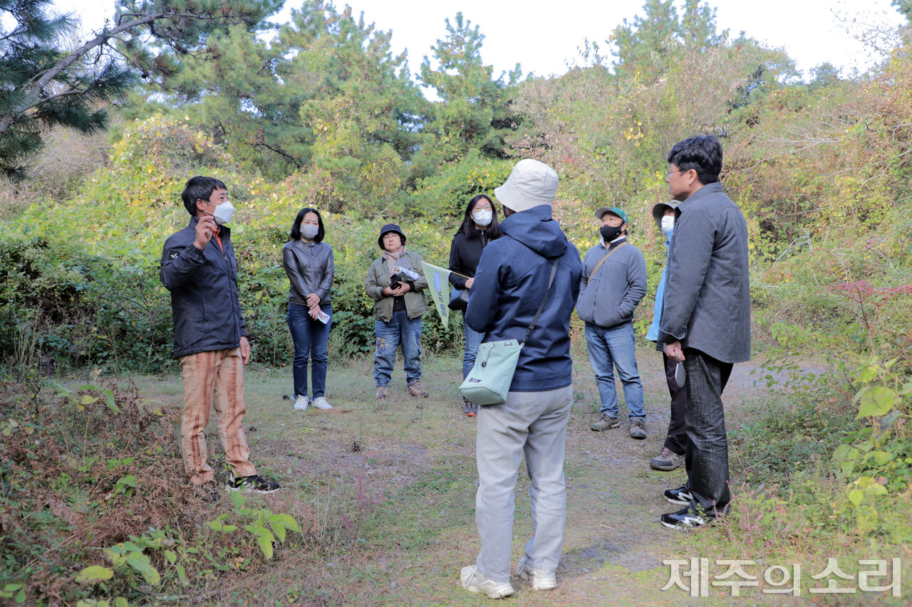 이종권 청수리장의 설명을 듣고 있는 탐나는가치 맵핑 도민참여단. ⓒ제주의소리