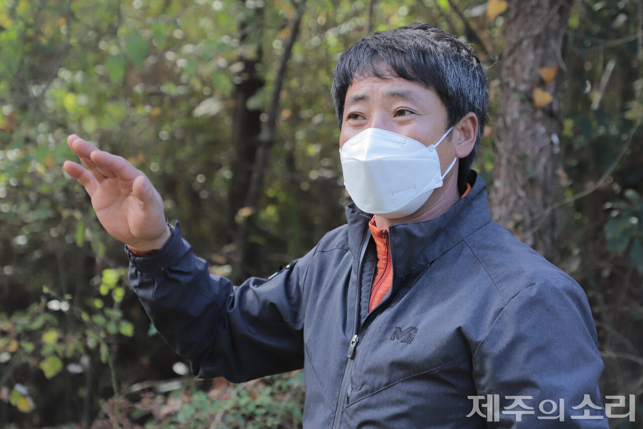 이종권 청수리장은 곶자왈이 된 목장을 제주도나 공유화재단이 매입한 뒤 마을에 위탁 운영을 맡기는 방식으로 다양한 문제를 해결할 수 있을 것 같다는 의견을 표했다. ⓒ제주의소리