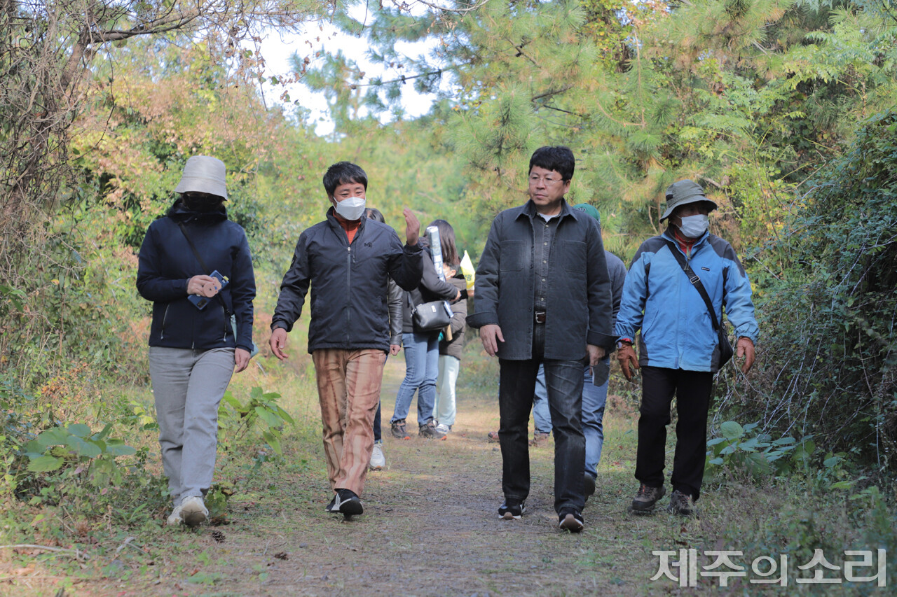 양용찬열사추모사업회, 시민정치연대 제주가치, 독립언론 [제주의소리], 제주대 공동자원과 지속가능사회 연구센터가 함께하는 ‘탐나는가치 맵핑(mapping)’ 마을공동목장 프로젝트팀은&nbsp;지난 6일 제주시 한경면 청수공동목장을 탐방했다. ⓒ제주의소리