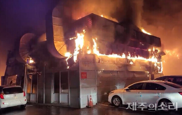 김씨의 방화로 불에 타는 공업사 모습. ⓒ제주의소리 자료사진.&nbsp;&nbsp;