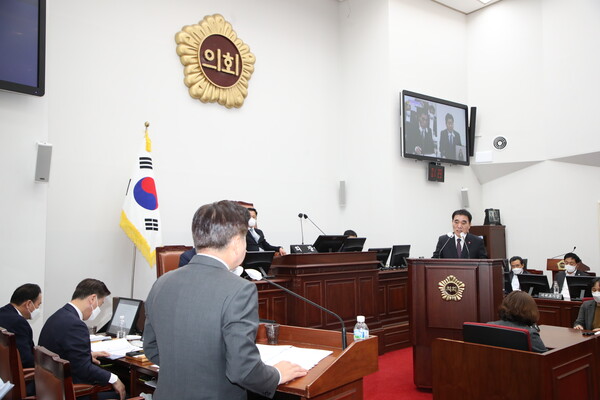 양영식 도의원이 18일 오영훈 제주지사를 상대로 도정질문을 진행하고 있다.