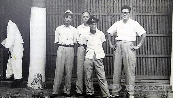 1950년대 삼성혈 삼성전 앞에서 찍은 문형순 서장의 사진. 오른쪽 끝 안경을 쓴 사람이 문형순 서장이다.