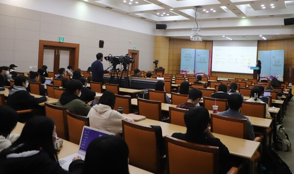 22일 열린 2022 JDC 대학생아카데미 2학기 열한번째 강의에 나선 조윤민 전 구글 팀장. ⓒ제주의소리<br>