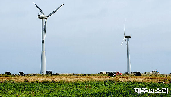 2012년 탄소없는섬 '카본프리'를 위해 상징적으로 들어선 가파도 풍력발전기. 잦은 고장에 가동 중단으로 철거 수순을 밟게 됐다.