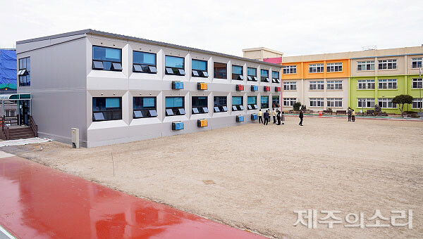 아라지구 개발로 학생이 급증한 영평초. 2012년 7개 학교에서 현재는 28개 학급으로 급증했다. 이에 학교 부지 한가운데 가설 컨테이너인 ‘모듈러 교실’을 만들어 학생들이 수업을 받고 있다.