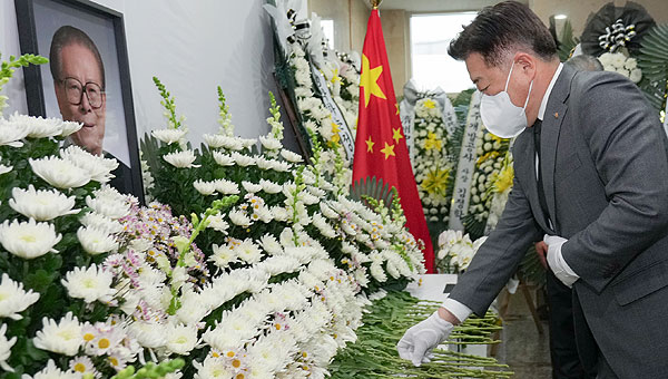 오영훈 제주도지사가 3일 주제주중국총영사관에 마련된 장쩌민 전 중국 국가주석의 분향소를 찾아 조문하고 있다. [사진제공-제주도]