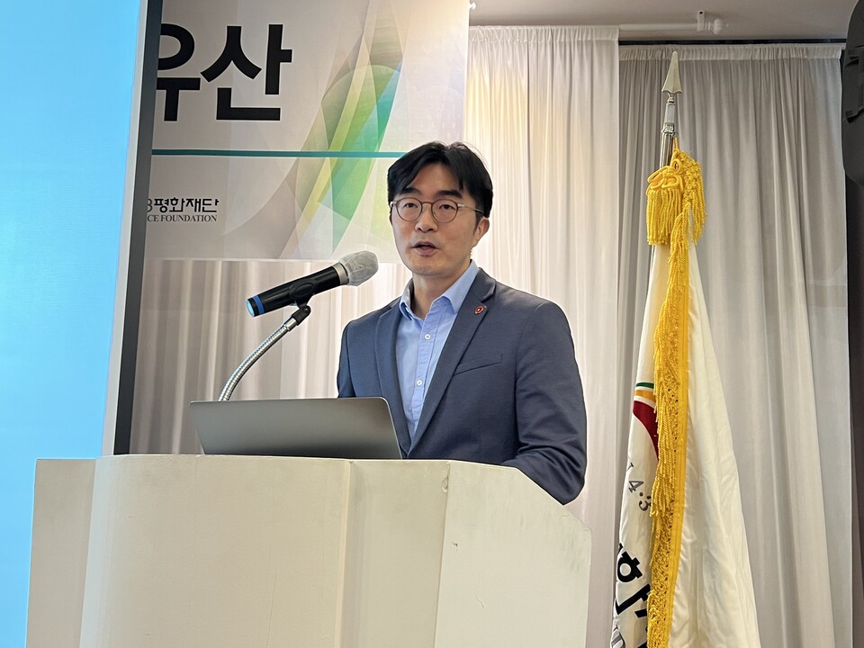 14일 오후 더원호텔 컨벤션호텔에서 '4·3기록과 유네스코 세계기록유산' 토론회가 열렸다. 반명관 제주4·3평화재단 조사연구팀장이 발제하고 있다.&nbsp;
