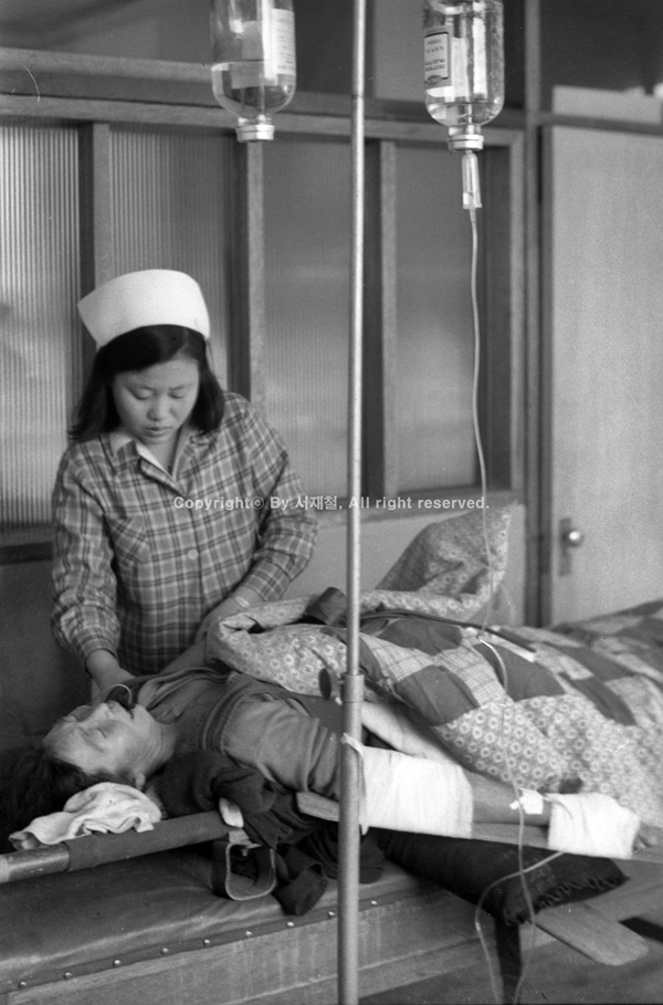 1960년대 제주지역 병원 응급실 모습. 사진은 기사 속 내용과 무관합니다. / 사진=서재철, 제주학연구센터