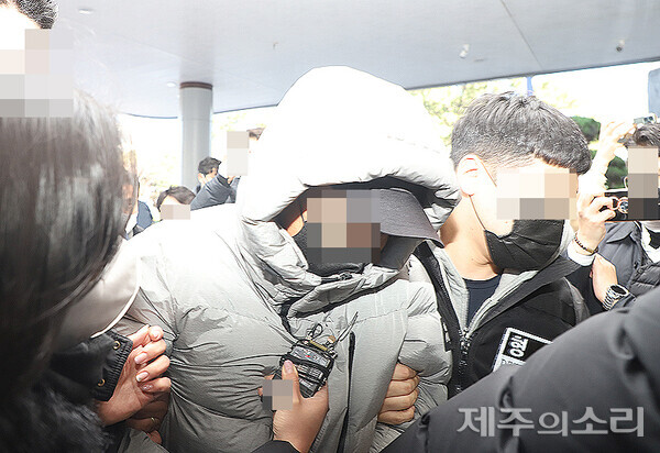경남 양산에서 체포돼 제주로 압송된 피의자 김모씨. ⓒ제주의소리