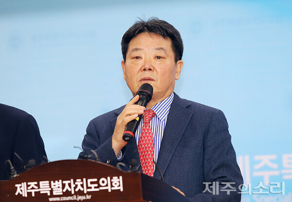 허용진 국민의힘 제주도당위원장이 27일 기자회견을 갖고 제주 전술핵 배치 등 내용이 담긴 문건은 국민의힘에서 만든 것이 아니라고 말하고 있다. ⓒ제주의소리<br>