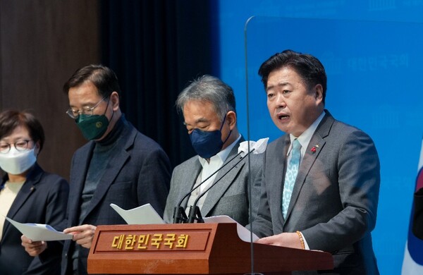 28일 오전 국회 소통관에서 기자회견을 갖고 있는 오영훈 제주도지사. 사진=제주특별자치도 ⓒ제주의소리